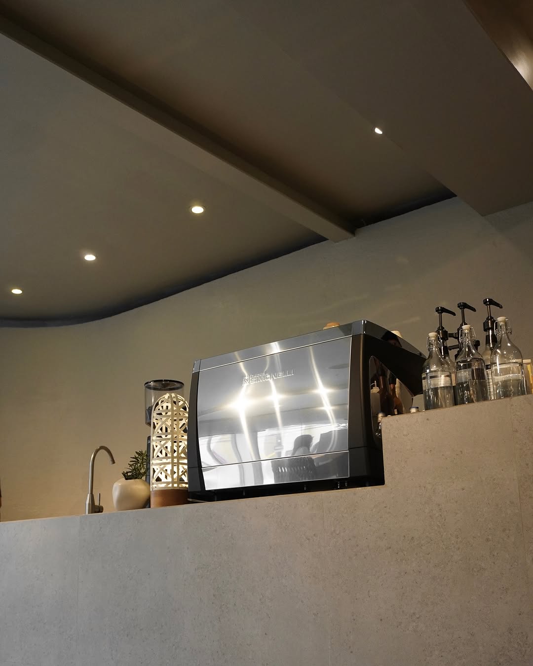 THE—SEAT bar counter detail